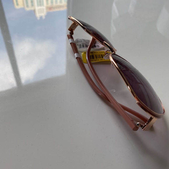 Excellent condition sunglasses - Picture 2 of 3